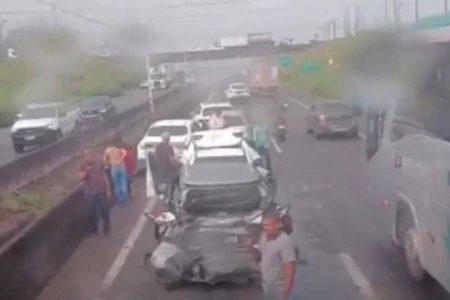 Engavetamento com mais de quatro carros causa congestionamento na BR-324, no CIA-Aeroporto