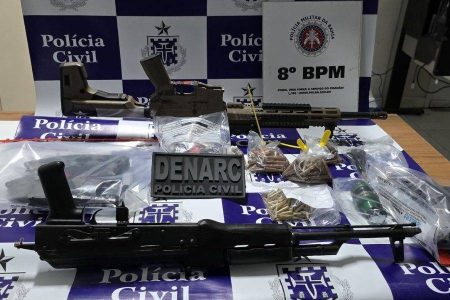 Polícia apreende fuzis, granada e drogas após confronto em Arraial d’Ajuda
