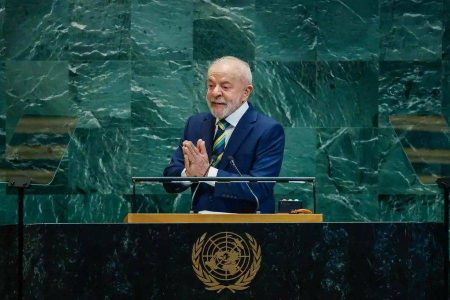 Lula diz que a internet “não pode ser uma terra sem lei” e defende regulação de big techs