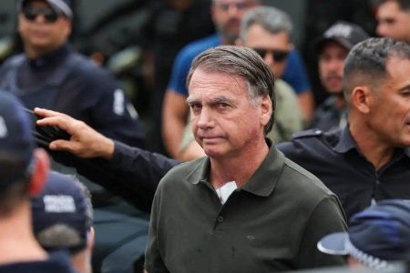 Bolsonaro é levado às pressas ao hospital após mal-estar em Brasília Bolsonaro é levado às pressas ao hospital após mal-estar em Brasília
