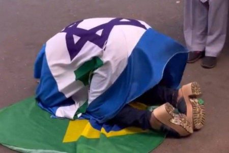 Apoiadores de Bolsonaro oram em frente a condomínio do ex-presidente