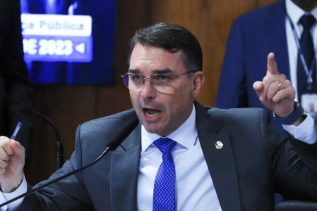 Flávio Bolsonaro sugere intervenção dos EUA contra tráfico de drogas no Brasil