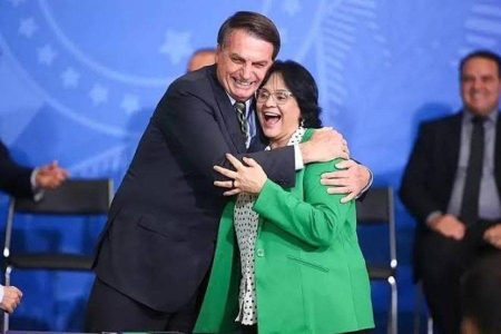 Damares visita Bolsonaro em prisão domiciliar e diz que ex-presidente está “sereno” Damares visita Bolsonaro em prisão domiciliar e diz que ex-presidente está “sereno”
