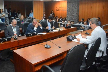 CCJ da Alba aprova projeto contra adultização infantil na Bahia