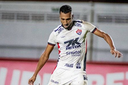 Vitória recebe proposta por Lucas Braga após pedido de afastamento da torcida organizada