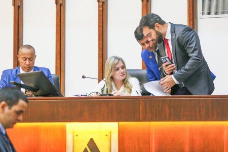 Alba aprova 19 matérias entre projetos do Executivo e deputados