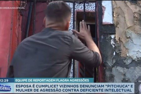 Record flagra agressão a jovem com deficiência em Cosme de Farias; vítima confirma violência ao vivo