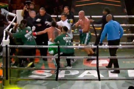 Popó vence luta após confusão e desclassificação do adversário em SP Popó vence luta após confusão e desclassificação do adversário em SP
