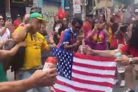 Kleber Rosa queima bandeira dos EUA no 7 de setembro: “fascista a gente queima” Kleber Rosa queima bandeira dos EUA no 7 de setembro: “fascista a gente queima”