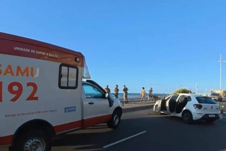 Carro da Embasa capota e derruba poste na Pituba