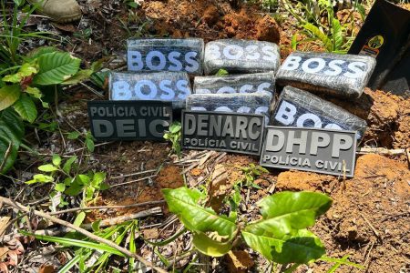 Polícia Civil encontra drogas enterradas por facção BDM em área de mata em Madre de Deus