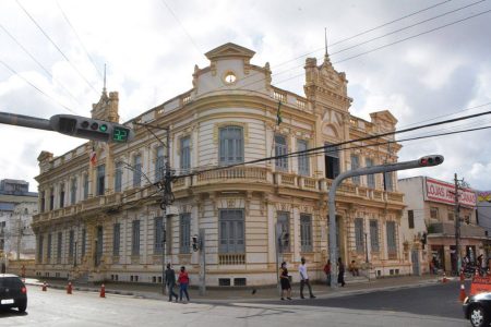 Criança de 3 anos espera mais de 24 horas por endoscopia após engolir moeda na Bahia