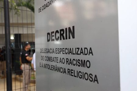 Mulher é presa por injúria racial em unidade de saúde de Salvador Mulher é presa por injúria racial em unidade de saúde de Salvador