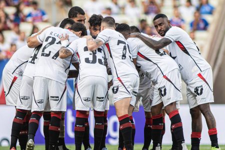Vitória perde para o Grêmio e segue no Z-4 do Brasileirão Vitória perde para o Grêmio e segue no Z-4 do Brasileirão