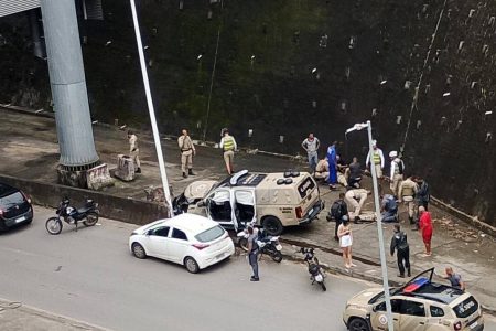 Acidente com viatura da PM deixa três policiais feridos em Salvador; dois em estado grave