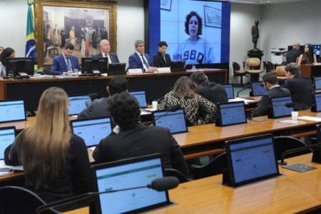 Líder do PSB defende cassação de Carla Zambelli e critica decisão de levar caso ao plenário