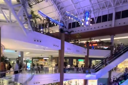Famosas escadas de vidro do Salvador Shopping são retiradas do local