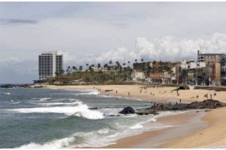 Jovem mergulha e desaparece na praia de Amaralina, em Salvador