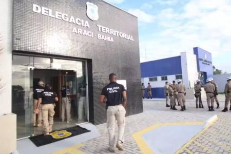 Homem é morto a facadas e pedradas em Araci; suspeito é padrasto da vítima Homem é morto a facadas e pedradas em Araci; suspeito é padrasto da vítima