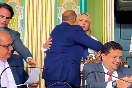 Débora Santana volta à Câmara de Salvador e recebe apoio; filho segue preso após atropelar maratonista