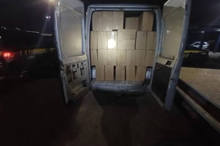 PRF apreende 130 mil maços de cigarros contrabandeados em van na BR-101 PRF apreende 130 mil maços de cigarros contrabandeados em van na BR-101