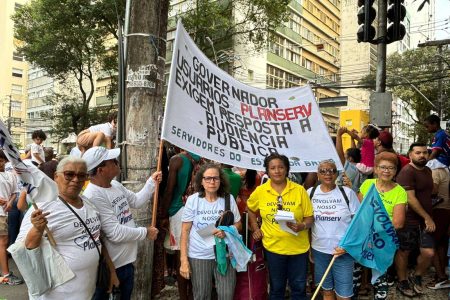 Servidores protestam durante desfile de 7 de Setembro por melhorias no Planserv