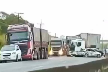 Caminhão derrama carga de soja após acidente na BR-324 e causa congestionamento na RMS