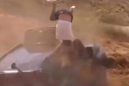 Motorista arremessado de carro em capotamento impressionante