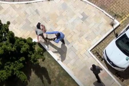 Homem em surto invade condomínio na Avenida Paralela