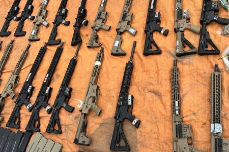 Esconderijo de facção é localizado em Abrantes e 22 fuzis são apreendidos Esconderijo de facção é localizado em Abrantes e 22 fuzis são apreendidos