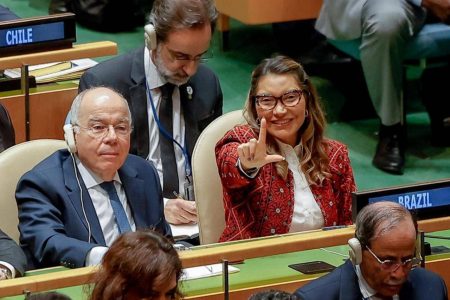 Janja usa casaco com bordado da Palestina durante Assembleia Geral da ONU Janja usa casaco com bordado da Palestina durante Assembleia Geral da ONU