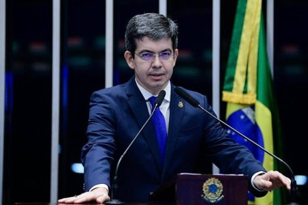 Líder do PT diz que ninguém “resiste ao charme” de Lula, após encontro com Trump na ONU Líder do PT diz que ninguém “resiste ao charme” de Lula, após encontro com Trump na ONU