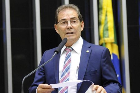 Relator mantém proposta de reduzir penas em projeto da anistia após reunião com PL