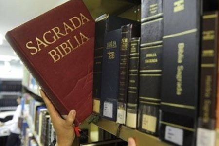 Escolas de Salvador poderão usar Bíblia como recurso paradidático