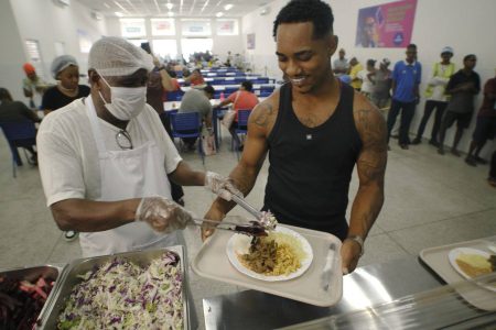O Kanalha aparece de surpresa em Restaurante Popular em Salvador; Cantor gravou campanha publicitária O Kanalha aparece de surpresa em Restaurante Popular em Salvador; Cantor gravou campanha publicitária