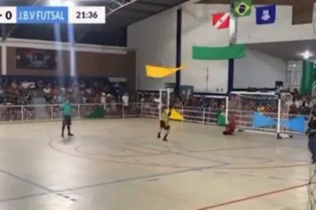 Vídeo: Goleiro morre após defender pênalti durante torneio de futsal