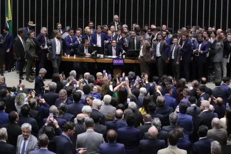 Câmara aprova isenção de IR para quem ganha até R$ 5 mil e taxa extra para alta renda Câmara aprova isenção de IR para quem ganha até R$ 5 mil e taxa extra para alta renda