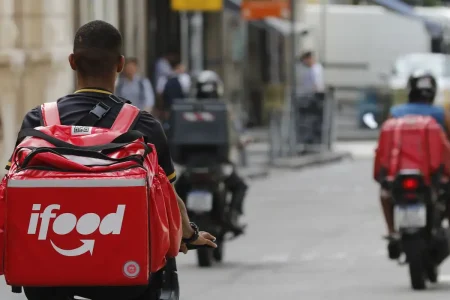 Câmara aprova urgência para projeto que garante vale-refeição a entregadores de aplicativos