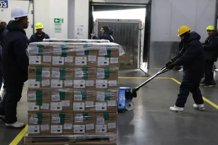 Ministério da Saúde recebe primeiro lote de medicamento para câncer de mama HER2-positivo Ministério da Saúde recebe primeiro lote de medicamento para câncer de mama HER2-positivo