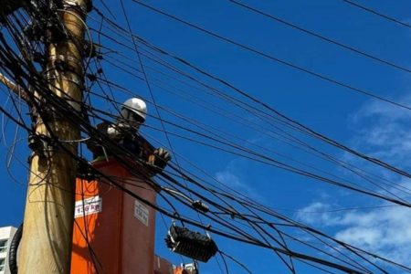 Operação remove meia tonelada de cabos irregulares na Avenida Sete de Setembro, em Salvador