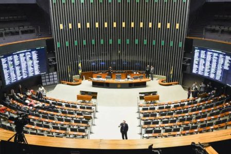 Câmara adia votação de projeto sobre anistia a envolvidos nos atos de 8 de janeiro
