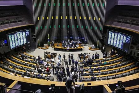 Câmara aprova aumento salarial de 24% para servidores do Judiciário