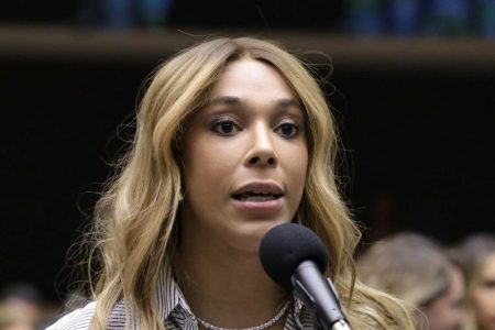 Erika Hilton denuncia IA do X ao MPF por criação de imagens sexuais ilegais