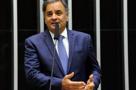 Aécio Neves retorna à presidência do PSDB e mira fortalecimento do partido em 2026
