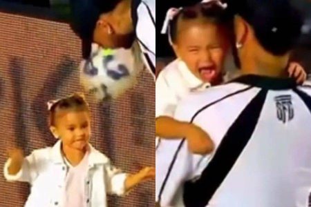 Filha de Neymar é atingida por bola e sai chorando carregada pelo pai Filha de Neymar é atingida por bola e sai chorando carregada pelo pai