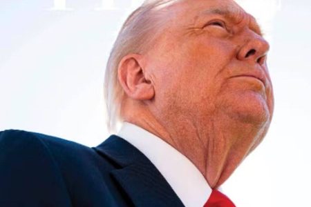 Trump reclama de foto na capa da Time e diz que sumiram com seu cabelo Trump reclama de foto na capa da Time e diz que sumiram com seu cabelo