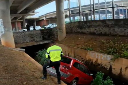 Motorista perde controle e cai em vala na Avenida ACM; trânsito fica lento em Salvador