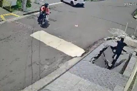 Calçada cede e homem cai em buraco em rua de Manaus Calçada cede e homem cai em buraco em rua de Manaus
