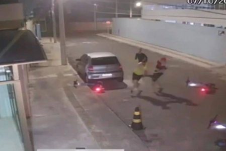 Homens usam patinetes elétricos para assaltar pedestres no bairro da Armação, em Salvador