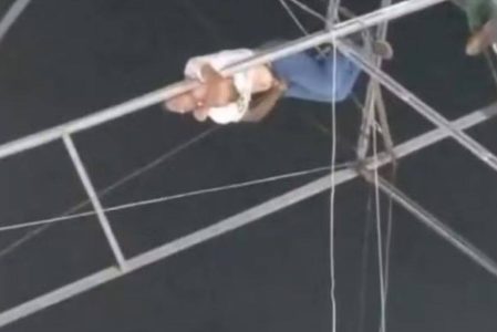 Homem fica pendurado em roda-gigante após cadeira quebrar durante feira no Acre